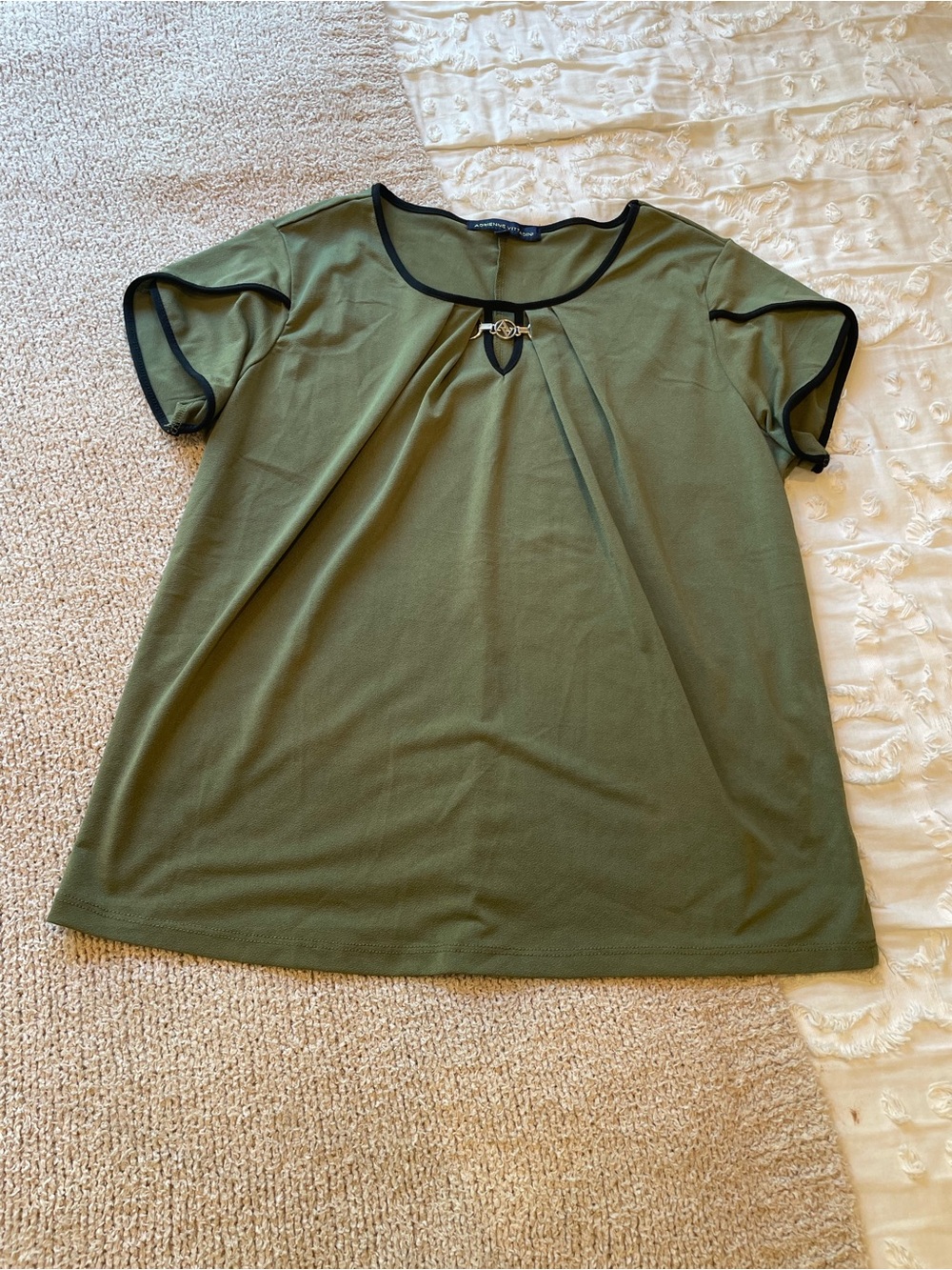 Adrienne Vittadini Olive Green Top with Black Trim EUC - size medium